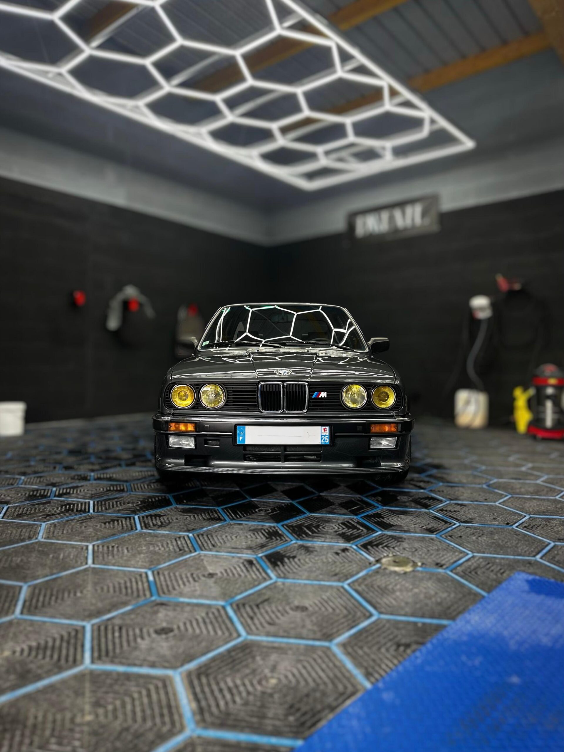 BMW 325i E30 vue avant chez D.TAIL